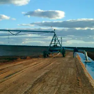 Rainger alimentado con canal sistemas lineales en parcelas rectangulares